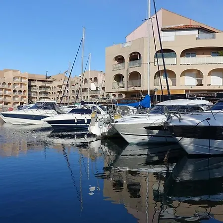 A 100 M Du Port Et 500 M Des Plages アパート